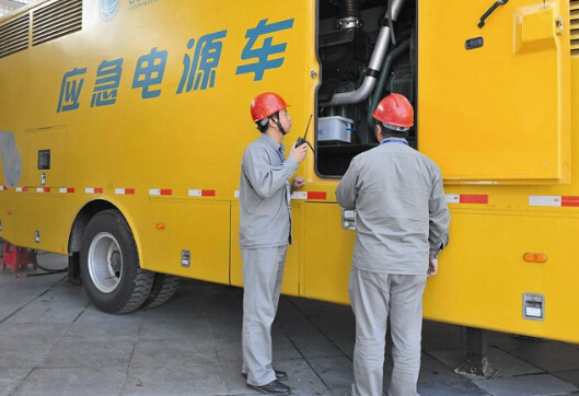 巴音郭楞如何清理被灰尘覆盖的机油散热器？