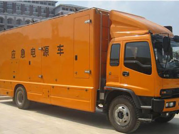 巴音郭楞冬季柴油发电机启动前,如何检查燃油系统中的积水?